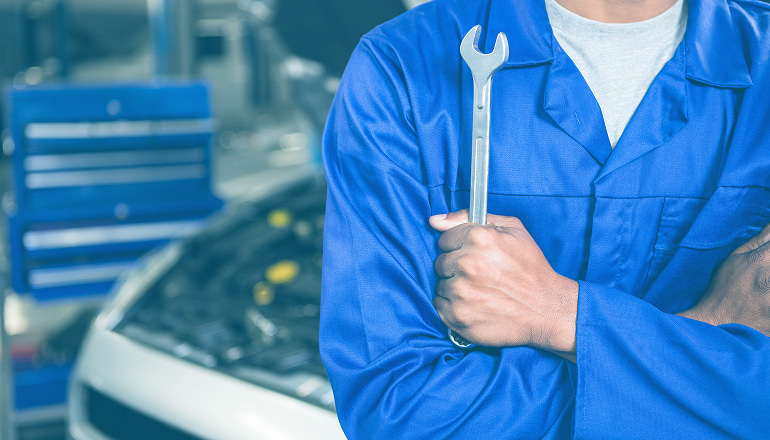 mecánico con una llave inglesa en la mano para reparar las averias mas comunes que producen accidentes de tráfico
